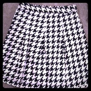 Pleated houndstooth skirt